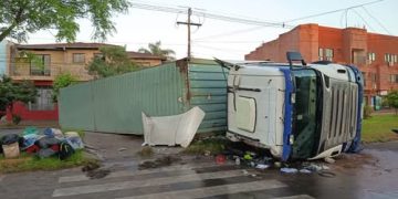 Camión volcó tras chocar por una columna en Encarnación