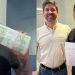 Recibió G. 100 millones por error y decidió devolverlos