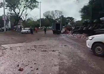 Conductor muere al volcar su camión con carga de cerveza en CDE y personas saquean la carga
