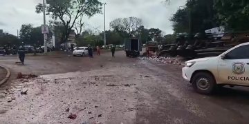 Conductor muere al volcar su camión con carga de cerveza en CDE y personas saquean la carga