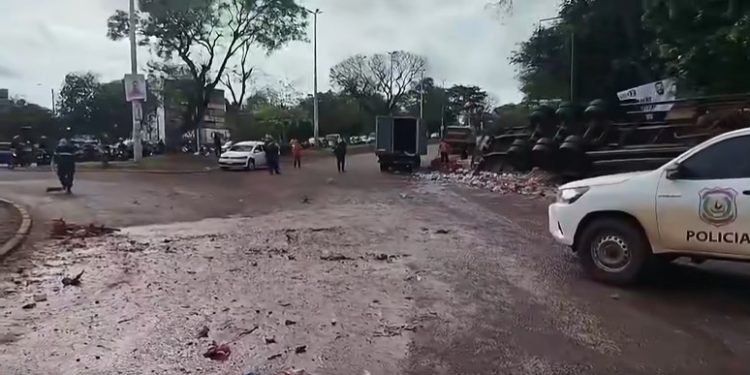 Conductor muere al volcar su camión con carga de cerveza en CDE y personas saquean la carga