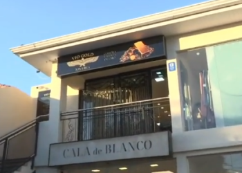Abrieron un boquete para entrar a una joyería y se llevaron dinero y joyas