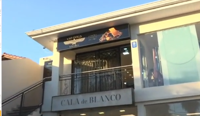 Abrieron un boquete para entrar a una joyería y se llevaron dinero y joyas