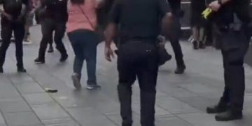 Un mujer murió apuñalada y la agresora fue abatida por la Policía en Times Square