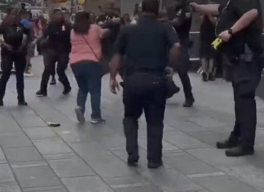 Un mujer murió apuñalada y la agresora fue abatida por la Policía en Times Square