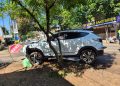 Conductor ebrio atropella a peatón, huye sin pagar combustible y choca en el centro de Luque