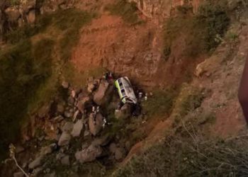 Al menos 25 muertos, en su mayoría niños, tras desbarranco de un bus en Cabo Verde