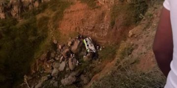 Al menos 25 muertos, en su mayoría niños, tras desbarranco de un bus en Cabo Verde