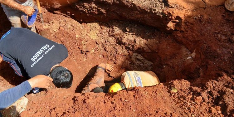 Rescatan ilesos a dos obreros tras desmoronamiento en obra de San Ignacio