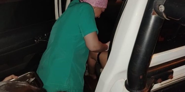 Policías asistieron a una mujer que dio a luz a un costado de la Ruta PY05