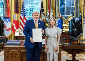 Estefanía Laterza presenta sus cartas credenciales ante Donald Trump en la Casa Blanca