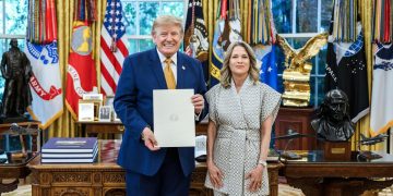 Estefanía Laterza presenta sus cartas credenciales ante Donald Trump en la Casa Blanca