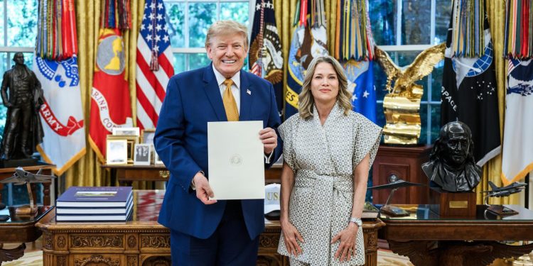 Estefanía Laterza presenta sus cartas credenciales ante Donald Trump en la Casa Blanca