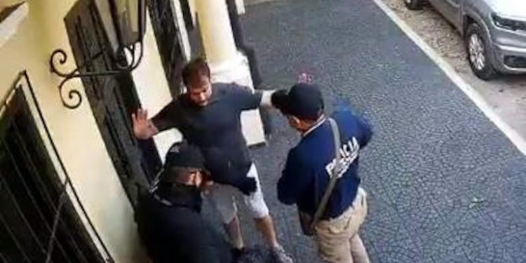 Falsos policías asaltaron a un joven tras cambiar un cheque en dólares