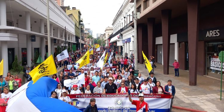 Docentes amenazan con unirse al paro médico si el Gobierno no responde