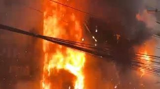 Incendio de gran magnitud afecta el microcentro de Ciudad del Este