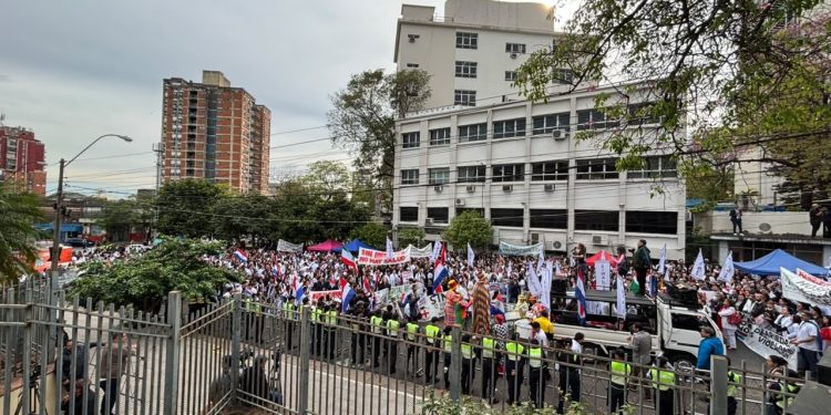 Médicos no descartan nueva huelga tras rechazo del Gobierno al aumento salarial