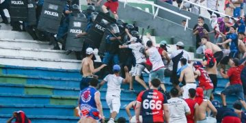 Multan a Olimpia y suspenden a barras de Cerro Porteño por violencia en el superclásico