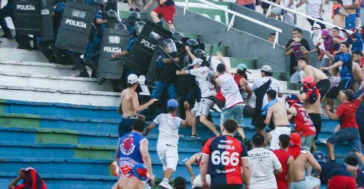 Multan a Olimpia y suspenden a barras de Cerro Porteño por violencia en el superclásico