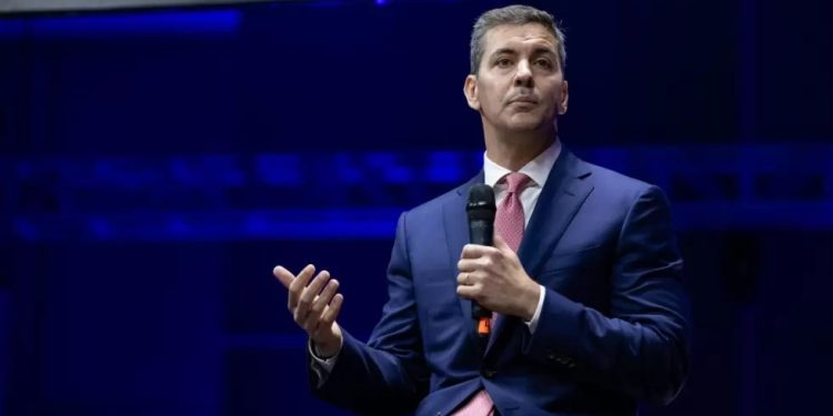 Santiago Peña defiende su política tributaria y advierte sobre el riesgo de subir impuestos