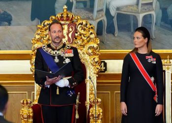 Haakon VIII jura como nuevo rey de Noruega ante el Parlamento