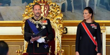Haakon VIII jura como nuevo rey de Noruega ante el Parlamento