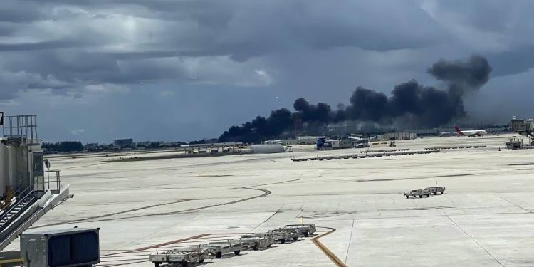 Avión de carga de Amazon se sale de la pista y se estrella en Miami