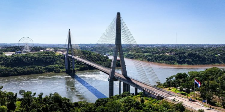 Habilitan el cruce de vehículos livianos por el Puente de la Integración