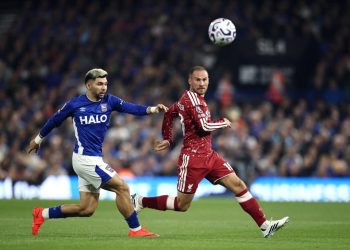 Con Julio Enciso, el Ipswich cede en casa ante la contundencia del Liverpool