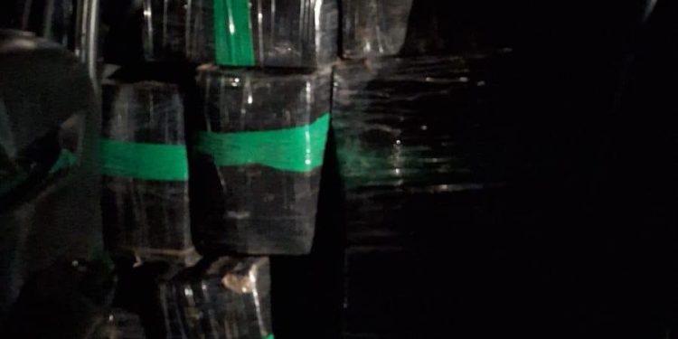 Tras persecución, encontraron camioneta abandonada con presunta marihuana
