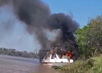 Pasajeros y tripulantes evacúan a tiempo tras incendio de embarcación en el Chaco