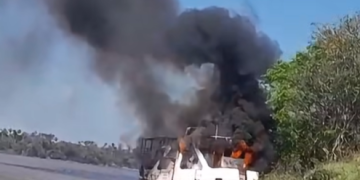 Pasajeros y tripulantes evacúan a tiempo tras incendio de embarcación en el Chaco