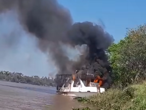 Pasajeros y tripulantes evacúan a tiempo tras incendio de embarcación en el Chaco