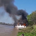 Pasajeros y tripulantes evacúan a tiempo tras incendio de embarcación en el Chaco