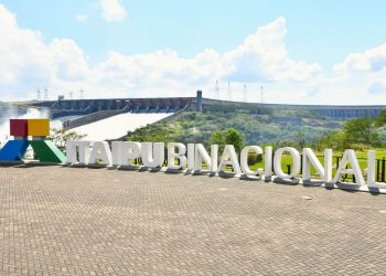 Itaipú mantiene abiertas las compuertas de su vertedero para controlar el embalse