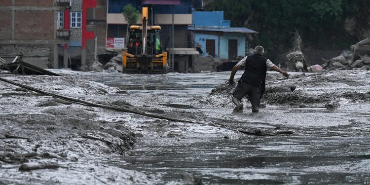 Asciende a 955 cifra de muertos tras avalancha en frontera entre Nepal y China