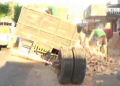 Camión cargado de ladrillos perdió dos ruedas y complicó tránsito en Lambaré