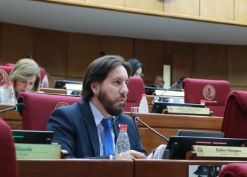 Senador respalda el rechazo médico a ofrecimiento del Ejecutivo y denuncia mala gestión de recursos