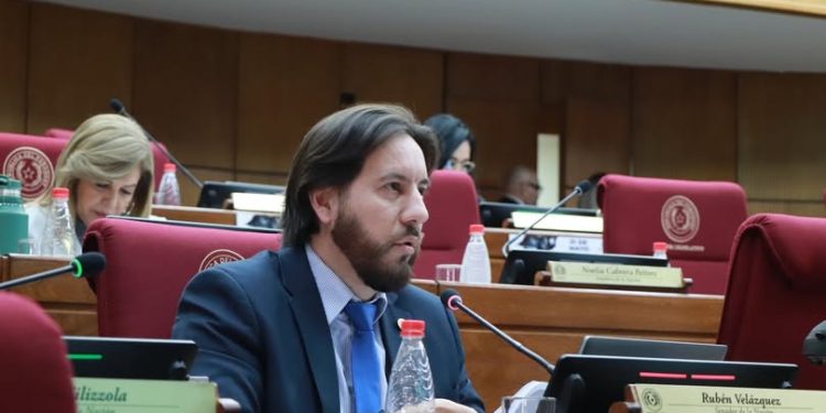 Senador respalda el rechazo médico a ofrecimiento del Ejecutivo y denuncia mala gestión de recursos