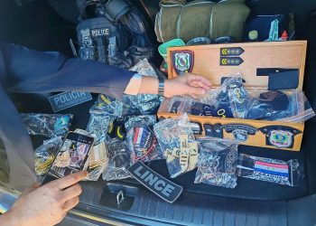 Allanan locales e incautan cientos de parches y prendas con simbología policial