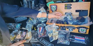 Allanan locales e incautan cientos de parches y prendas con simbología policial