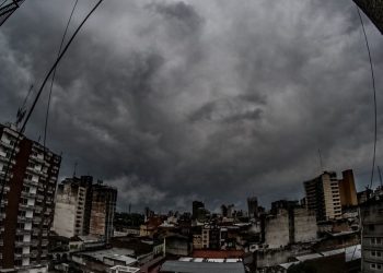Meteorología emite alerta por sistema de tormentas para este martes y miércoles