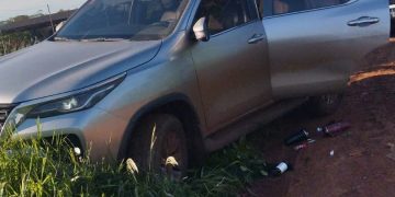 Delincuentes asaltan a familia y abandonan camioneta robada en Ciudad del Este