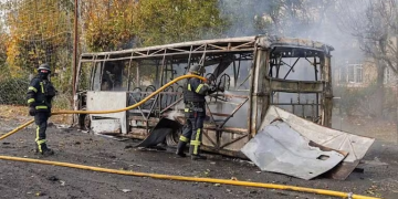 Ataque ruso contra dos autobuses dejó al menos 30 muertos en Ucrania