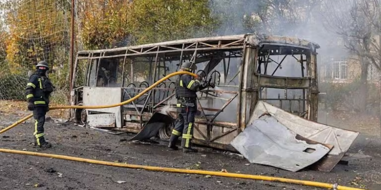 Ataque ruso contra dos autobuses dejó al menos 30 muertos en Ucrania