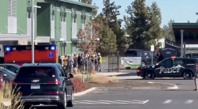 Murieron tres niños, una maestra y el presunto atacante de 16 años