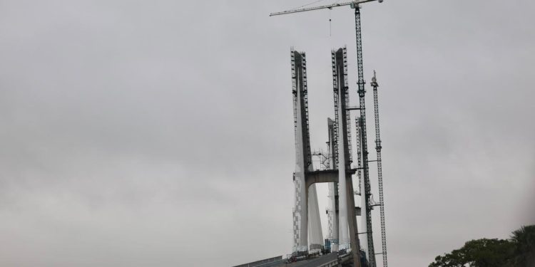 Puente de la Bioceánica: trabajan en los tirantes y terminaciones de la estructura