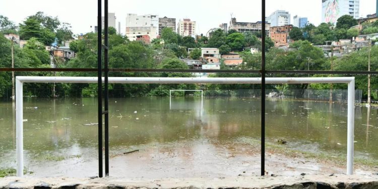 Itaipú alerta sobre crecida del río Paraná y evacúa a decenas de familias en Ciudad del Este