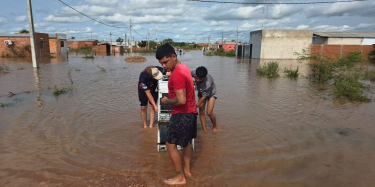 Inundaciones: familias evacuadas en Concepción y Ciudad del Este