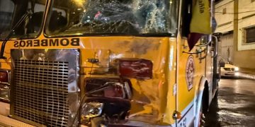 Colectivo chocó contra camión de bomberos que acudía a una alerta de bomba: hay dos heridos
